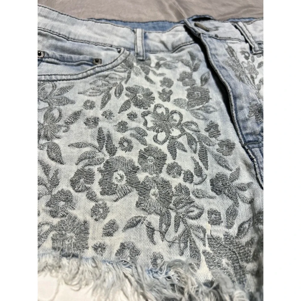 Aeropostale High Waisted Shorty Light Wash Floral Embroidered Denim Shorts 10